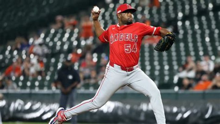 Hector Neris Biography- Salary, Net worth, Stats, Contracts, Married, Relationship, Affair, Age, Girlfriend, Wife, Height, Nationality