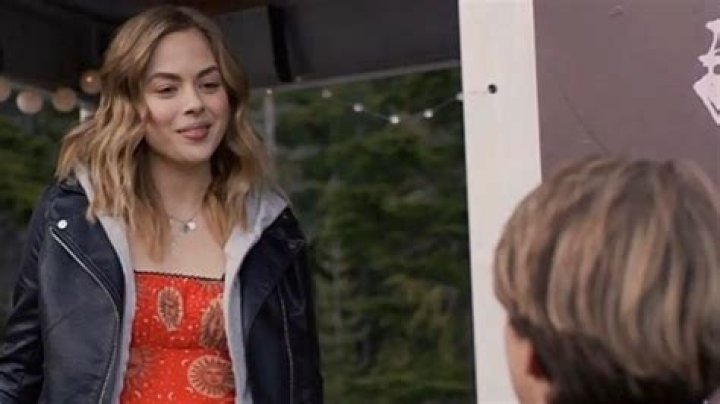 Sarah Dugdale As Lizzie In Virgin River Season 2